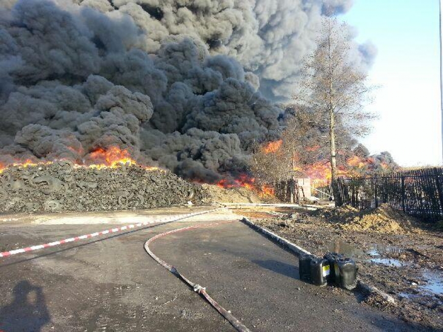 Sherburn tyre fire: Firefighters tackling 15,000 tonne tyre blaze