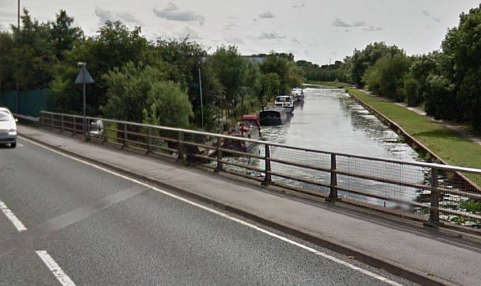 Police search boat yard over drugs warrant